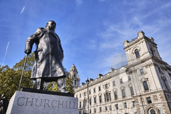 Statue de Sir Winston Churchill  devant  La Chambre des lords à Londres