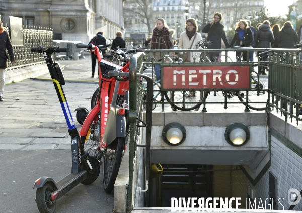 Journée de grève des transports publics à Paris, contre la réforme des retraite, en décembre 2019. Public transport strike day in Paris, in December 2019.