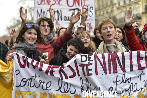 Education nationale et jeunesse contre la réforme des retraites. Grève du 17 décembre 2019, à Paris. Youngs at National strike of 17 December 2019 in Paris.