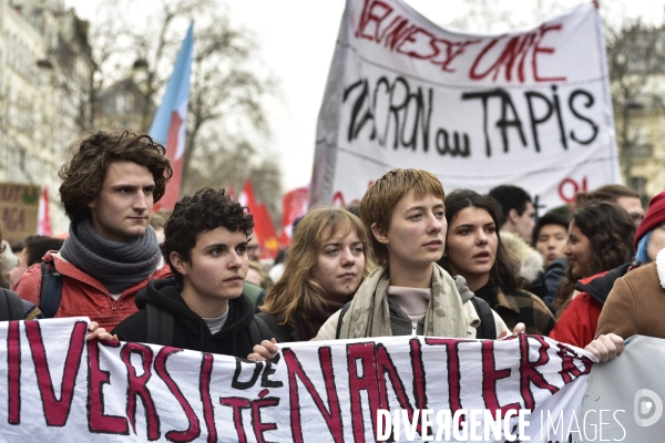 Education nationale et jeunesse contre la réforme des retraites. Grève du 17 décembre 2019, à Paris. Youngs at National strike of 17 December 2019 in Paris.