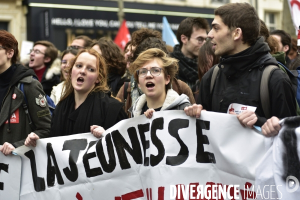 Education nationale et jeunesse contre la réforme des retraites. Grève du 17 décembre 2019, à Paris. Youngs at National strike of 17 December 2019 in Paris.