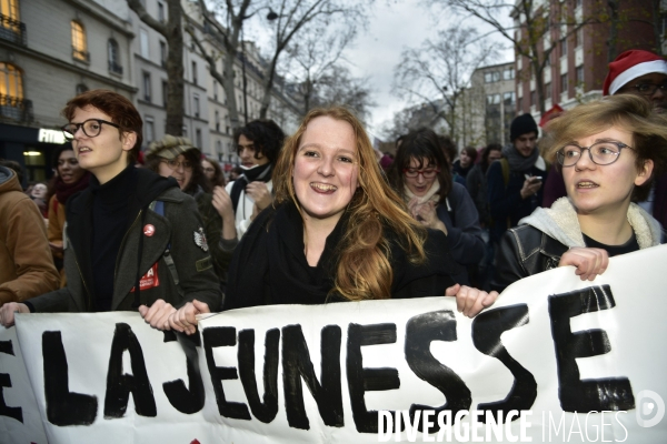 Education nationale et jeunesse contre la réforme des retraites. Grève du 17 décembre 2019, à Paris. Youngs at National strike of 17 December 2019 in Paris.