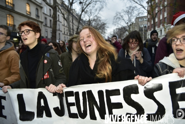 Education nationale et jeunesse contre la réforme des retraites. Grève du 17 décembre 2019, à Paris. Youngs at National strike of 17 December 2019 in Paris.