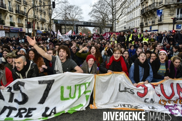 Education nationale et jeunesse contre la réforme des retraites. Grève du 17 décembre 2019, à Paris. Youngs at National strike of 17 December 2019 in Paris.