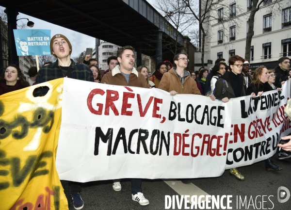 Education nationale et jeunesse contre la réforme des retraites. Grève du 17 décembre 2019, à Paris. Youngs at National strike of 17 December 2019 in Paris.