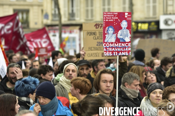 Education nationale et jeunesse contre la réforme des retraites. Grève du 17 décembre 2019, à Paris. Youngs at National strike of 17 December 2019 in Paris.