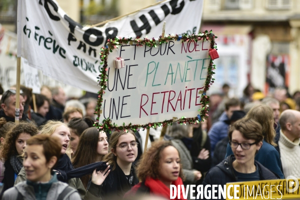 Education nationale et jeunesse contre la réforme des retraites. Grève du 17 décembre 2019, à Paris. Youngs at National strike of 17 December 2019 in Paris.