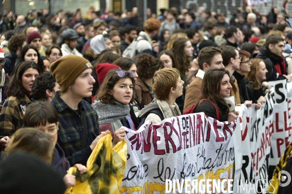 Education nationale et jeunesse contre la réforme des retraites. Grève du 17 décembre 2019, à Paris. Youngs at National strike of 17 December 2019 in Paris.