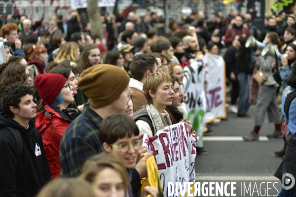 Education nationale et jeunesse contre la réforme des retraites. Grève du 17 décembre 2019, à Paris. Youngs at National strike of 17 December 2019 in Paris.