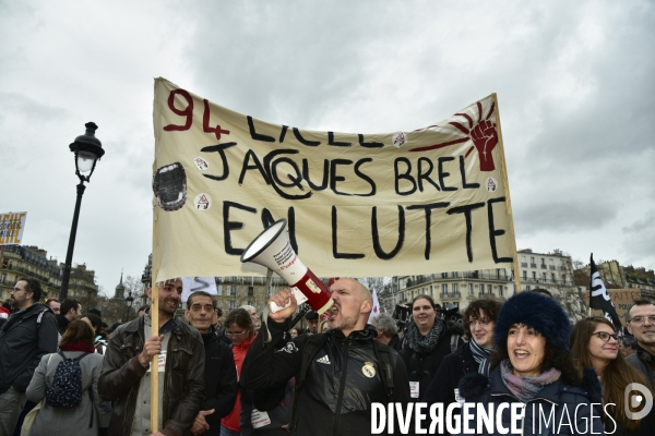 Education nationale et jeunesse contre la réforme des retraites. Grève du 17 décembre 2019, à Paris. Youngs at National strike of 17 December 2019 in Paris.