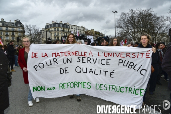 Education nationale et jeunesse contre la réforme des retraites. Grève du 17 décembre 2019, à Paris. Youngs at National strike of 17 December 2019 in Paris.