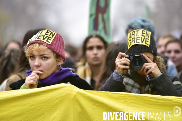 Education nationale et jeunesse contre la réforme des retraites. Grève du 17 décembre 2019, à Paris. Youngs at National strike of 17 December 2019 in Paris.