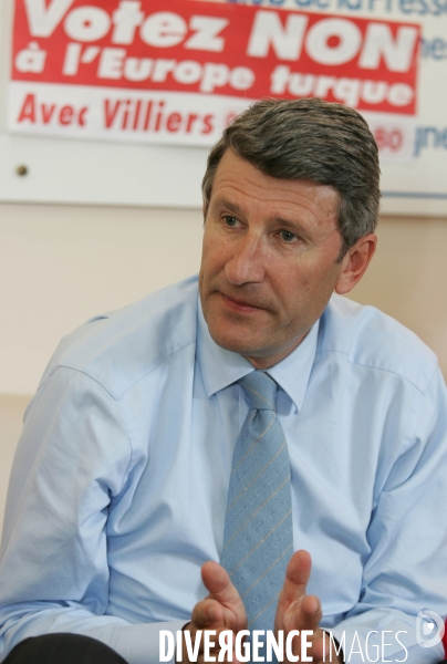 Philippe De Villiers , en campagne pour le NON .