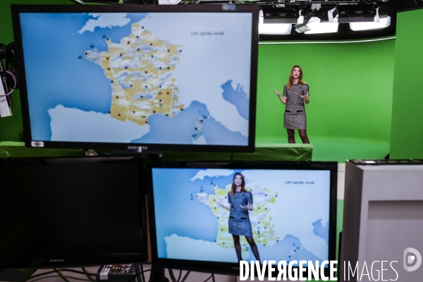 Journal météo de France 2 présenté par Chloé Nabedian.
