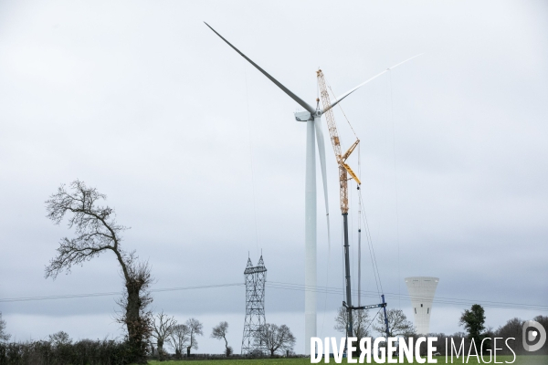 Montage du rotor et des pales d une éolienne.