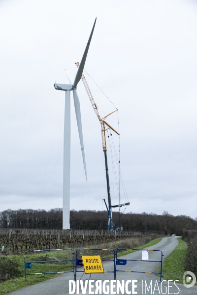 Montage du rotor et des pales d'une éolienne. par Gilles BASSIGNAC ...