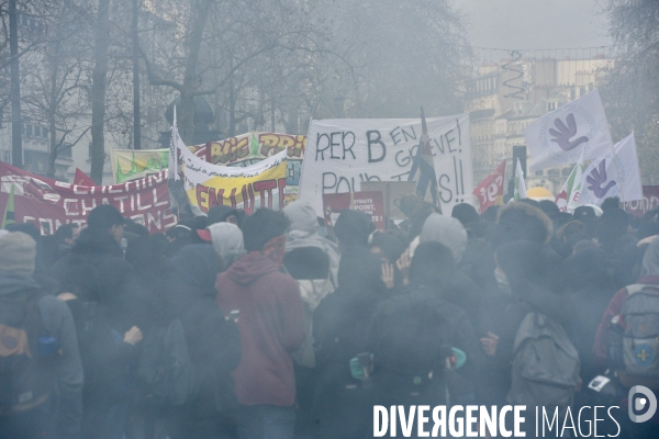 Manifestation contre la réforme des retraites. Grève du 17 décembre 2019, à Paris. National strike of 17 December 2019 in Paris.