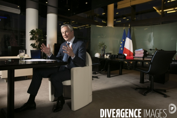 Bruno LE MAIRE, ministre de l économie et des finances, dans son bureau de Bercy.