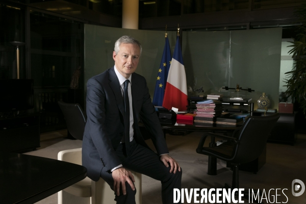 Bruno LE MAIRE, ministre de l économie et des finances, dans son bureau de Bercy.