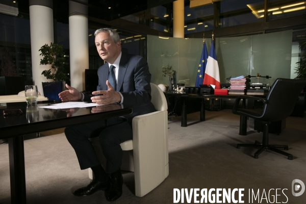 Bruno LE MAIRE, ministre de l économie et des finances, dans son bureau de Bercy.