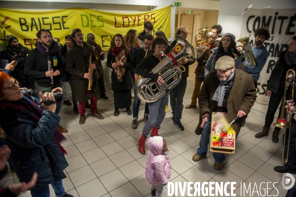 Le DAL réquisitionne un immeuble.