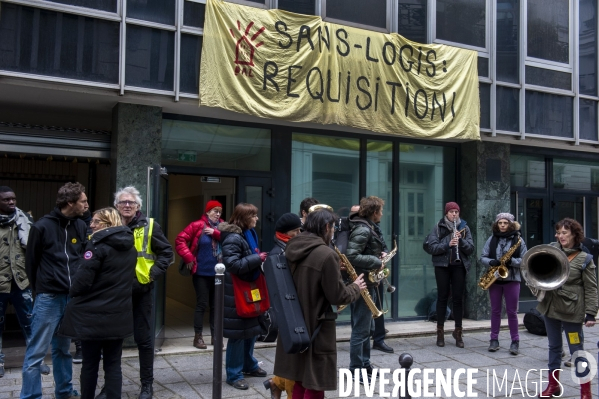 Le DAL réquisitionne un immeuble.