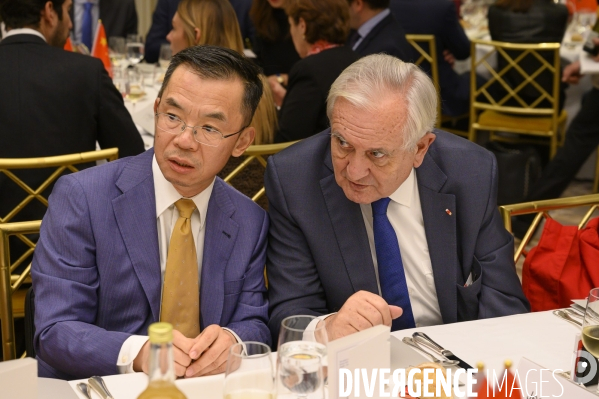 Jean-Pierre Raffarin et Lu Shaye, ambassadeur de Chine en France, reçus par le Chinese Business Club à Paris le 11 décembre 2019.