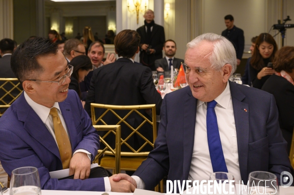 Jean-Pierre Raffarin et Lu Shaye, ambassadeur de Chine en France, reçus par le Chinese Business Club à Paris le 11 décembre 2019.