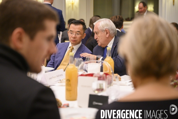 Jean-Pierre Raffarin et Lu Shaye, ambassadeur de Chine en France, reçus par le Chinese Business Club à Paris le 11 décembre 2019.