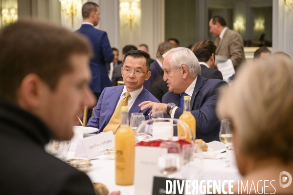 Jean-Pierre Raffarin et Lu Shaye, ambassadeur de Chine en France, reçus par le Chinese Business Club à Paris le 11 décembre 2019.