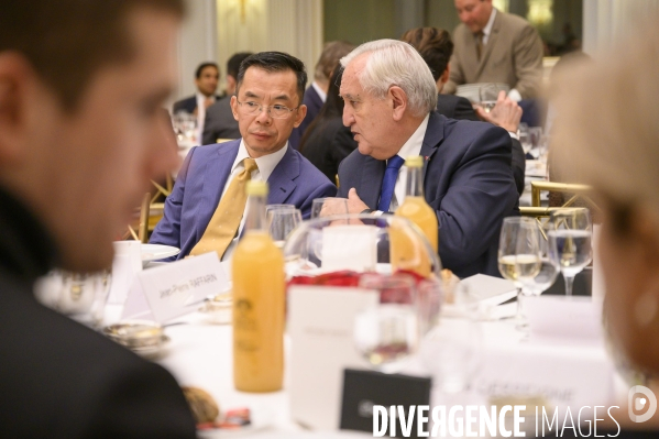 Jean-Pierre Raffarin et Lu Shaye, ambassadeur de Chine en France, reçus par le Chinese Business Club à Paris le 11 décembre 2019.