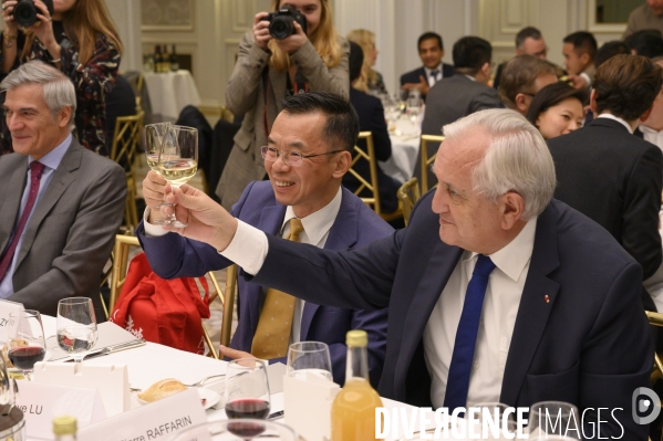 Jean-Pierre Raffarin et Lu Shaye, ambassadeur de Chine en France, reçus par le Chinese Business Club à Paris le 11 décembre 2019.