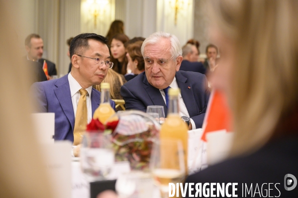 Jean-Pierre Raffarin et Lu Shaye, ambassadeur de Chine en France, reçus par le Chinese Business Club à Paris le 11 décembre 2019.