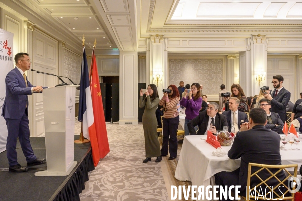 Jean-Pierre Raffarin et Lu Shaye, ambassadeur de Chine en France, reçus par le Chinese Business Club à Paris le 11 décembre 2019.