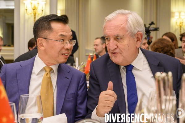 Jean-Pierre Raffarin et Lu Shaye, ambassadeur de Chine en France, reçus par le Chinese Business Club à Paris le 11 décembre 2019.