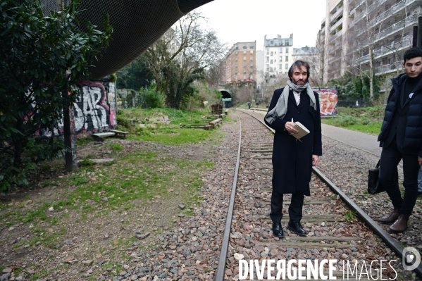 Cédric Villani visite la Petite Ceinture dans le 20ème arrondissement