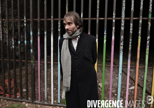 Cédric Villani visite la Petite Ceinture dans le 20ème arrondissement