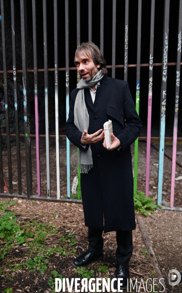 Cédric Villani visite la Petite Ceinture dans le 20ème arrondissement