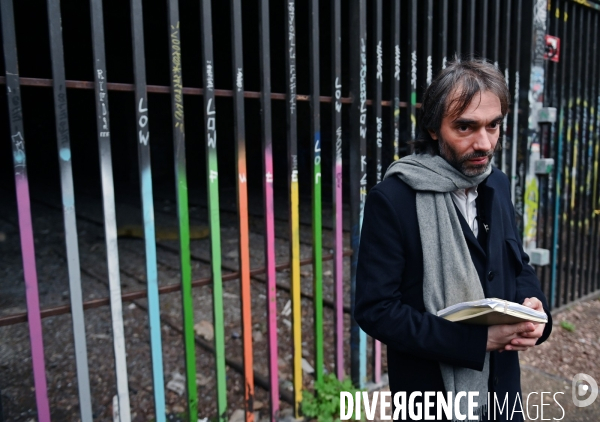 Cédric Villani visite la Petite Ceinture dans le 20ème arrondissement