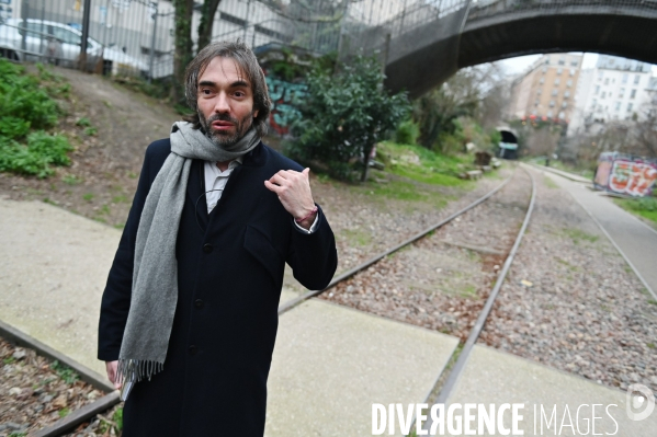 Cédric Villani visite la Petite Ceinture dans le 20ème arrondissement