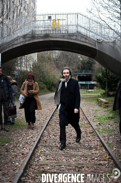 Cédric Villani visite la Petite Ceinture dans le 20ème arrondissement