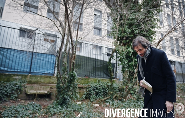 Cédric Villani visite la Petite Ceinture dans le 20ème arrondissement