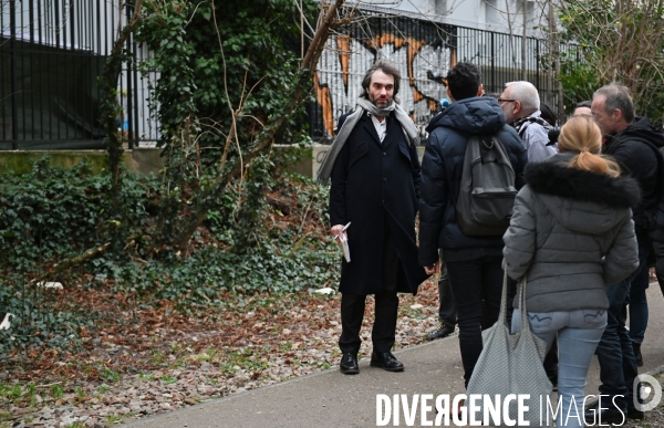 Cédric Villani visite la Petite Ceinture dans le 20ème arrondissement