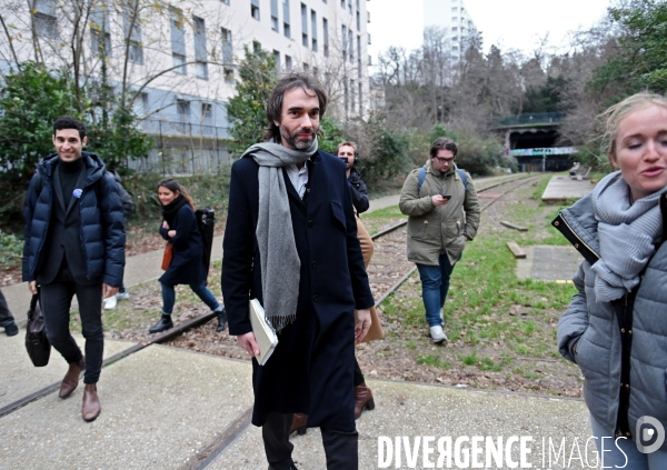Cédric Villani visite la Petite Ceinture dans le 20ème arrondissement