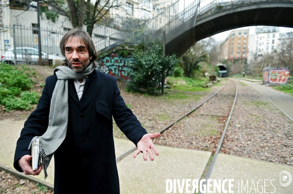 Cédric Villani visite la Petite Ceinture dans le 20ème arrondissement