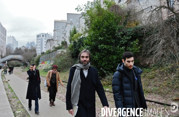 Cédric Villani visite la Petite Ceinture dans le 20ème arrondissement