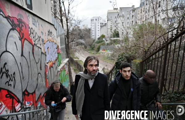 Cédric Villani visite la Petite Ceinture dans le 20ème arrondissement