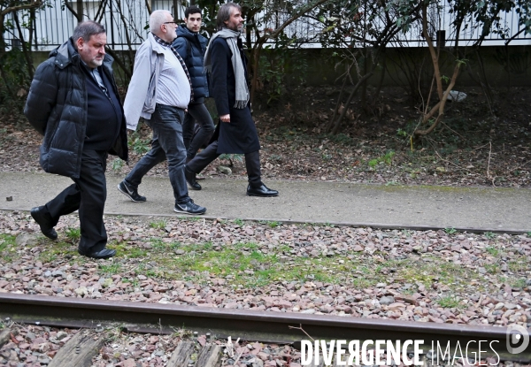 Cédric Villani visite la Petite Ceinture dans le 20ème arrondissement