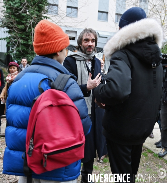 Cédric Villani visite la Petite Ceinture dans le 20ème arrondissement