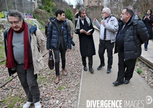 Cédric Villani visite la Petite Ceinture dans le 20ème arrondissement